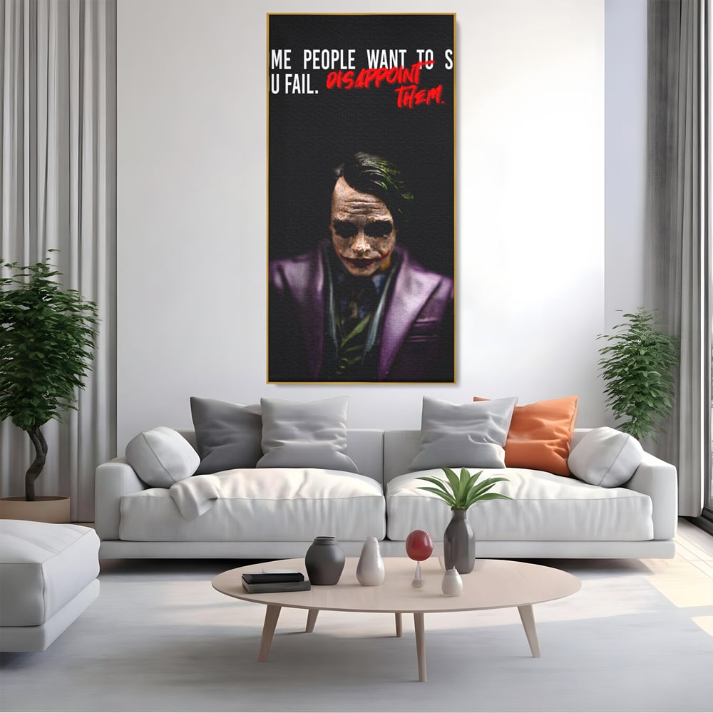 Tablou canvas cu tablou canvas cu joker si mesaj motivational, in rama de aluminiu auriu, pe perete intr-un living